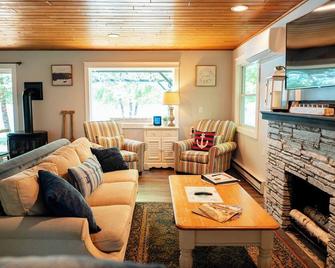 Relaxing Crooked Lake Cottage - Alanson - Sala de estar