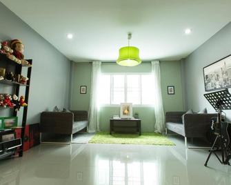 White Monkey Guesthouse - Phetchaburi - Sala de estar