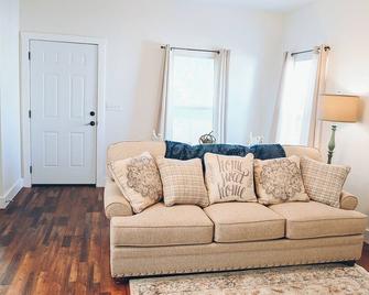 Charming 2-bedroom cottage built with children and pets in mind. - Thomasville - Soggiorno