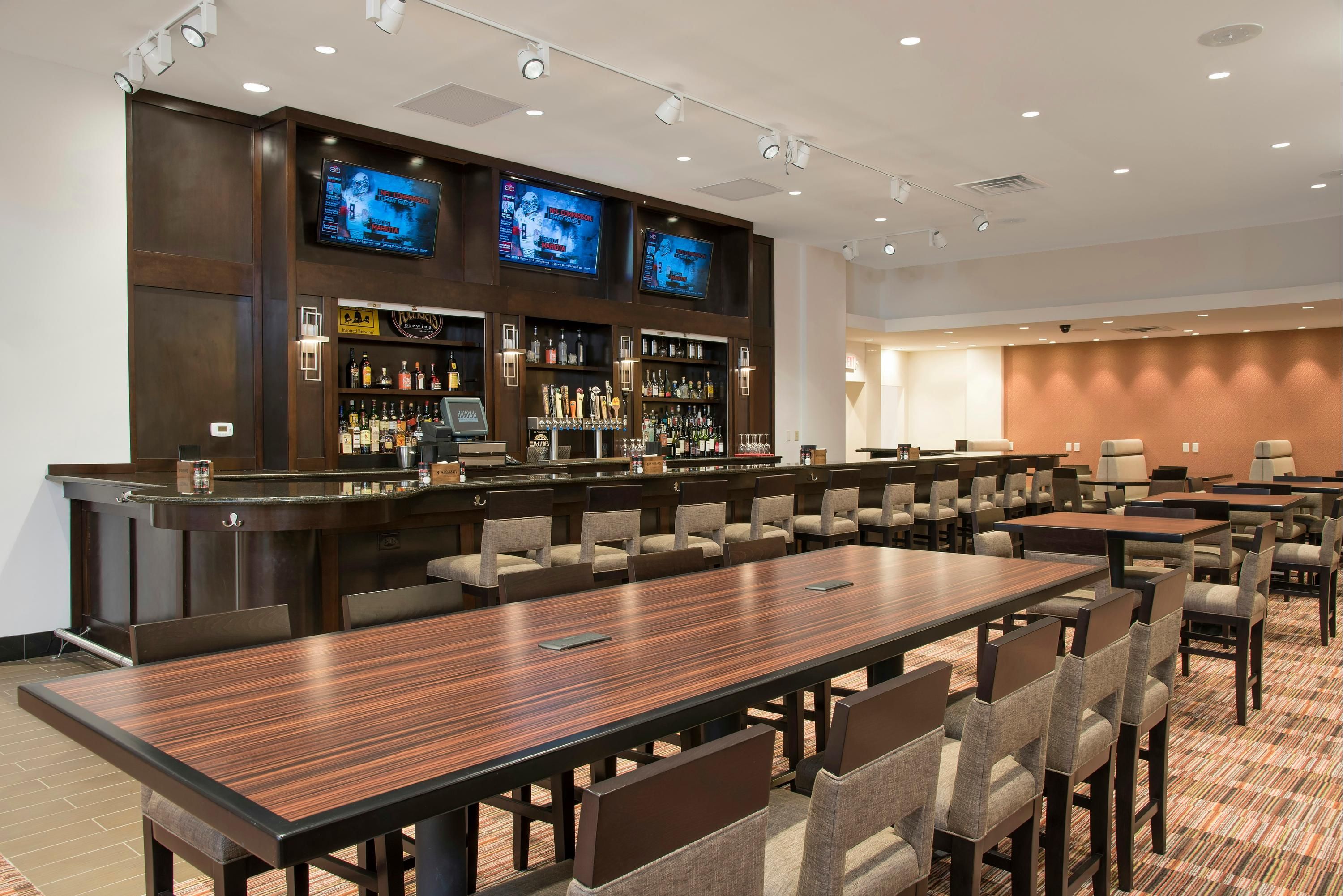 DoubleTree by Hilton Hotel Grand Rapids Airport - גרנד ראפידס - בר