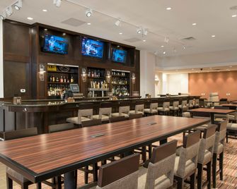 DoubleTree by Hilton Hotel Grand Rapids Airport - גרנד ראפידס - בר