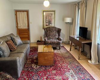 Marvelous 3-bedroom house with 2 king & 1 Queen 8/min GA National Fairgrounds - Fort Valley - Living room