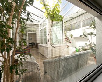 واي إتش إيه مانوربير - هوستل - تنبي - شرفة