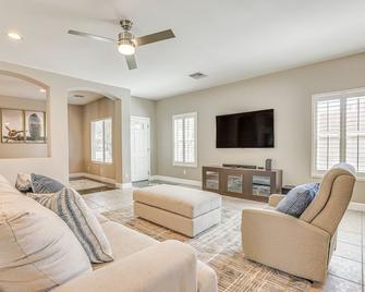 Coldwater Golf Course Getaway in Avondale! - Avondale - Living room