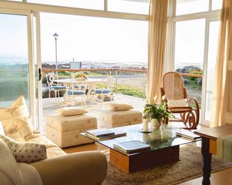 138 Marine Beachfront Guesthouse - Hermanus - Huiskamer
