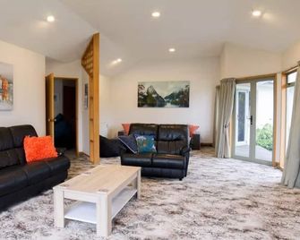 Luxmore House Perfect Location Free Fibre Wifi - Te Anau - Wohnzimmer