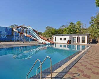 Hotel O Midway Park Resort - Atgaon - Piscina