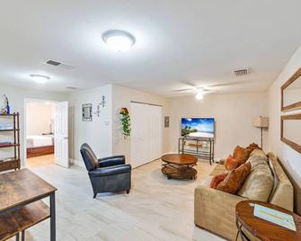 South Tampa: Casa De Massa Guest Suite - Tampa - Living room