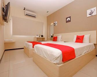 RedDoorz Plus near Sam Poo Kong - Semarang - Bedroom