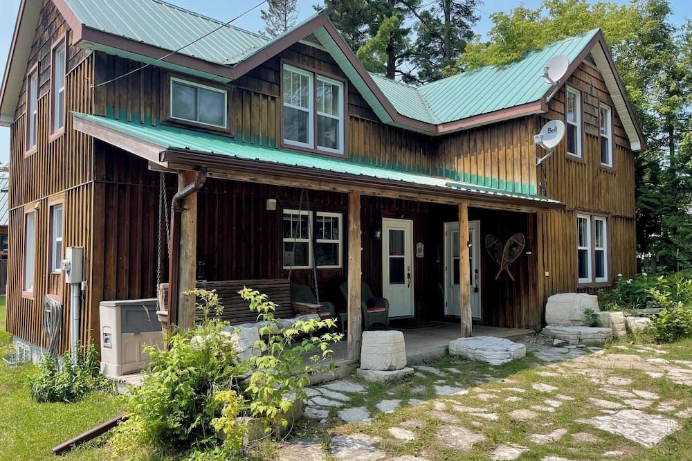 4 Bedroom Cottage On Manitoulin Island, Ontario - Providence Bay - בניין