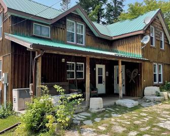 4 Bedroom Cottage On Manitoulin Island, Ontario - Providence Bay - Budynek