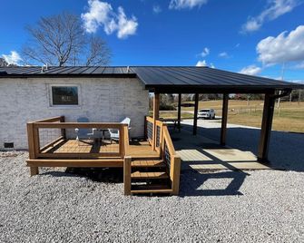 Cozy and beautiful countryside 2-bedroom cottage in pleasant Tuscumbia with AC. - Tuscumbia - Patio