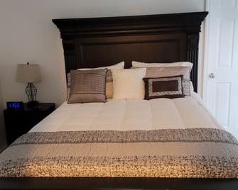 The Blue House near Frank Holten State Park / Golf /Lighthouse Restaurant - East Saint Louis - Bedroom