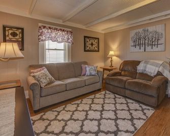 Pleasant Street Cottage ~ The Perfect Location with all the Comforts of Home - Prescott - Obývací pokoj