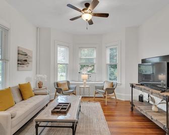 Spacious Watertown Townhome: Pet Friendly, Sleeps 8 - Watertown - Living room