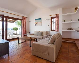 2 bedroom villa 'The Bungalow' with private heated pool. - Tias - Olohuone