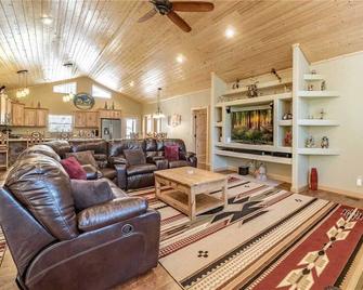 Heavenly Pines, 3 Bedrooms, Wi-Fi, Firep - Ruidoso - Olohuone