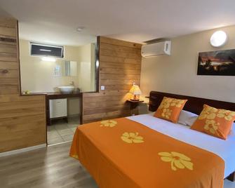 Chambre double supérieure et salle de bain privée - Vaitape
