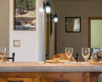 Downtown Chama Apartment - Other Side of the Tracks - Chama - Dining room