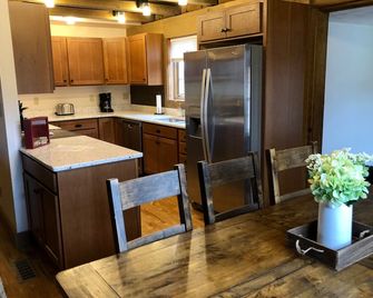 Log Cabin Retreat In The Vineyards - Geneva - Kitchen