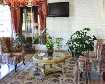 Magnuson Hotel Howell - Howell - Вітальня