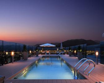 Zip Housing El Golf - Santiago de Chile - Piscina