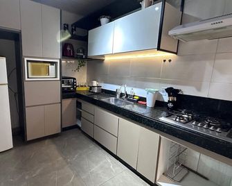 Casa do Rosa Conforto até 6 pessoas - São João da Boa Vista - Cocina