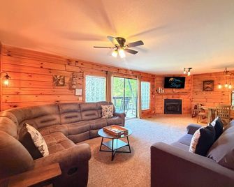 Spacious Cabin w/ Hot Tub & Spectacular Valley Views | Near Bryson & Cherokee - Whittier - Sala de estar