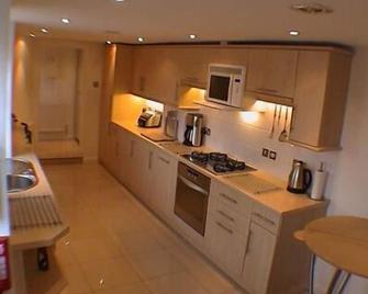 Earle House Serviced Apartments - Crewe - Kuchyň