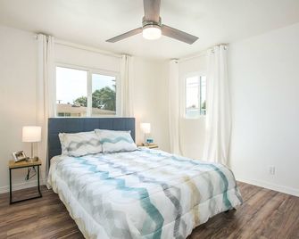 Spacious Beach House - Walk to the Beach. New AC&Heat . 4 Queen beds & 2 baths - Ventura - Habitación