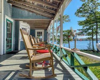 Spacious Waterfront Estate & Cabins W/ Porch, Fireplace, Kayaks & Free Wifi - Brunswick - Балкон