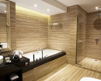 Gumaya Tower Hotel - סמראנג