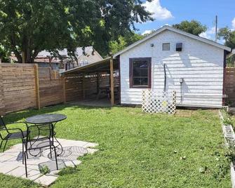 Grab-n-Go Breakfast @ The Guesthouse Nashville - Nashville - Patio