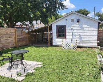 Grab-n-Go Breakfast @ The Guesthouse Nashville - נאשוויל - פטיו