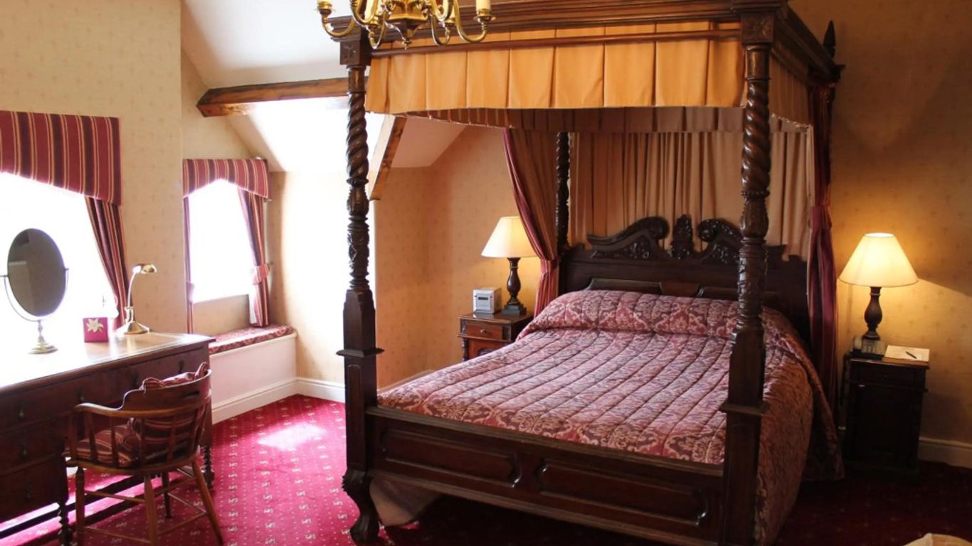 أوك وود هول هوتل