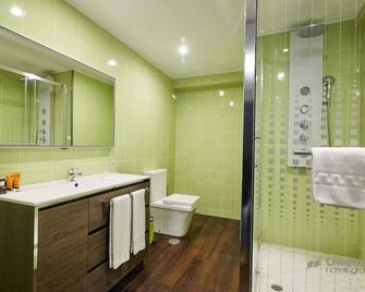 Urban Hotel Amadeos - Matosinhos - Bathroom