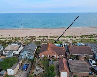 Sea Front Beach House, Sea View, Direct to Beach - Pagham - Building