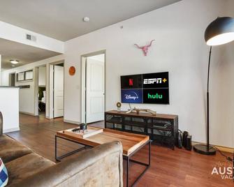 Stylish 4BR with Smart TV and Free Garage Parking - Austin