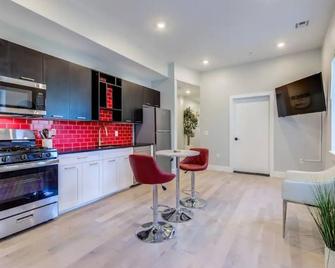 Luxury Designer Theme 2br Apt Near Nyc / Thepath - Newark - Kitchen