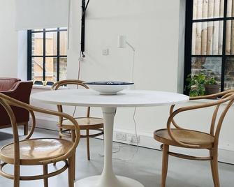 Loft style studio in the heart of Clapton, London - London - Dining room