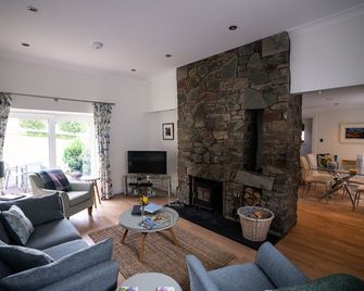 Luxury 2 bed ensuite cottage on Scottish estate pets allowed short walk to loch - Tarbert - Salon
