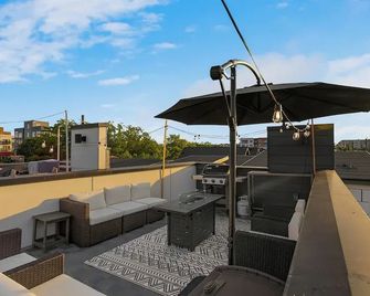 Modern Ballard Townhouse - 92 Walkscore & Rooftop! - סיאטל - מרפסת