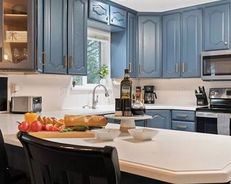 Fun & Spacious Family Oasis + Hot Tub + Ping-Pong - South Jordan - Kuchyň