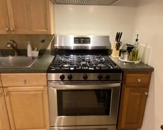 Lovely Basement with 2 Bedrooms and Kitchen - Huntington - Cocina