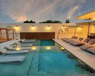 Bali Hotel Adults Only Isla Verde, a Trademark by Wyndham - San Juan - Piscina