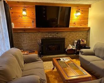 Entire 3 bedrooms cottage located on the lake with hot tub and sauna - Saint-Hippolyte - Sala de estar