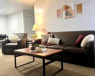 Beautiful Main Level 2 Bedroom 2 Bathroom Close To Cmu Campus - Mount Pleasant