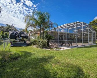 Lakefront Home With Boat Dock, 3 Bedrooms, 2 Baths On Lake Hernando! - Hernando - Patio