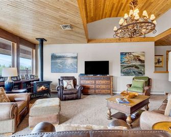 Luxury River Front Property - Hamilton - Living room