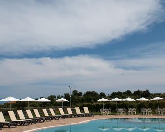 Baywatch Hotel - Chrani - Piscina
